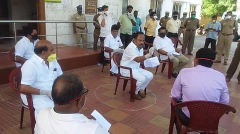 அணைக்கட்டு ஊராட்சி ஒன்றிய அலுவலகத்தில் உள்ளிருப்புப் போராட்டத்தில் ஈடுபட்ட திமுகவினர்.
அணைக்கட்டு ஊராட்சி ஒன்றிய அலுவலகத்தில் உள்ளிருப்புப் போராட்டத்தில் ஈடுபட்டதாகக் கூறி கைது செய்யப்பட்ட திமுகவினர்.
அணைக்கட்டு ஊராட்சி ஒன்றிய அலுவலகத்தில் உள்ளிருப்புப் போராட்டத்தில் ஈடுபட்டதாகக் கூறி கைது செய்யப்பட்ட திமுகவினர்.