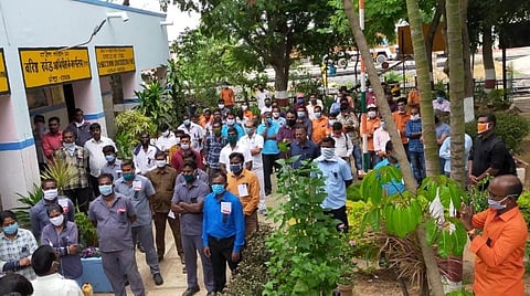 ஓசூர் ரயில் நிலைய வளாகத்தில் பல்வேறு கோரிக்கைகளை வலியுறுத்தி ஆர்ப்பாட்டத்தில் ஈடுபட்ட தென்மேற்கு ரயில்வே மஸ்தூர் சங்கத்தினர்.