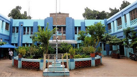 மதுரை அரசு மருத்துவமனைக்குள் புகுந்து சிகிச்சையில் இருந்தவர் வெட்டிப் படுகொலை: மருத்துவர்கள், நோயாளிகள் அலறல்