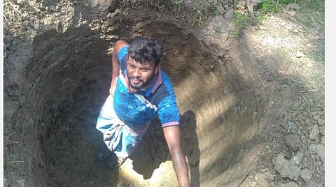 கிணறு வெட்டும் பணியில் வேலுசிவம்