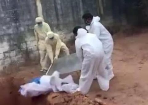 சவக்குழிக்குள் விழும் உடல்: கோப்புப்படம்