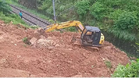இரணியல் அருகே தெங்கங்குழியில் மண் சரிவு ஏற்பட்டு ரயில் தண்டவாளத்தை மூடியுள்ள மண்ணை பொக்லைன் மூலம் அகற்றும் பணி நடந்து வருகிறது.