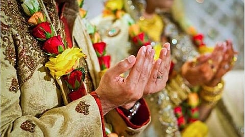 விருதுநகர் அருகே திருமணம் முடிந்த சிறிது நேரத்தில் மணமக்களை பிரித்த கரோனா