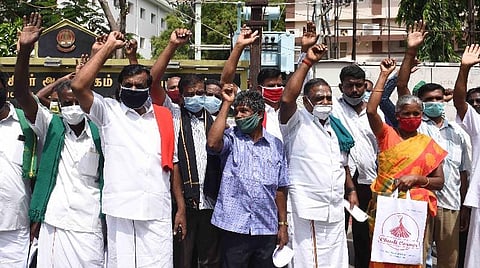 கோவை மாவட்ட ஆட்சியர் அலுவலகம் அருகில் ஆர்ப்பாட்டத்தில் ஈடுபட்ட விவசாயிகள். படம்: ஜெ.மனோகரன்