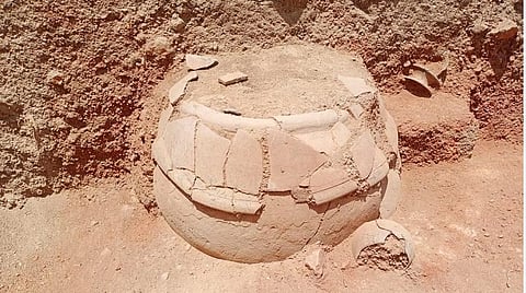 ஆதிச்சநல்லூர் அகழாய்வில் 2 முதுமக்கள் தாழிகள், கை மூட்டு எழும்புகள் கண்டெடுப்பு