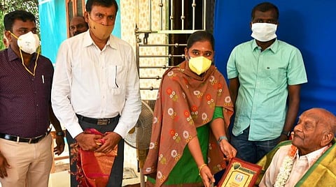 அனைத்து போர்களிலும் பங்கேற்ற ஓய்வு பெற்ற விமானப் படை அதிகாரி கொண்டாடிய 100-வது பிறந்த நாள்: நேரில் வாழ்த்து சொன்ன விமானப் படை, அரசு அதிகாரிகள்