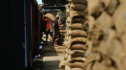 தஞ்சை மாவட்ட நெல் கொள்முதல் நிலையங்களில் மழையில் நனைந்து வீணாகும் நெல் மூட்டைகள்- இயக்கம் செய்யப்படாததால் எடையிழப்பு ஏற்படவும் வாய்ப்பு