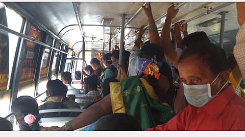 ஓசூர் - தேன்கனிக்கோட்டை வழித்தடத்தில் மத்திகிரி அருகே சமூக இடைவெளியின்றி நிரம்பி வழியும் பயணிகளின் கூட்டம் | படம்- ஜோதி ரவிசுகுமார்.