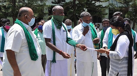 மனு அளிக்கும் விவசாயிகள்.