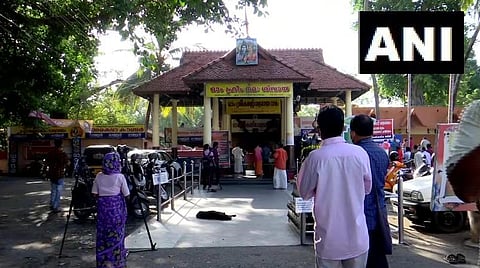 திருவனந்தபுரத்தில் திறக்கப்பட்ட கோயிலில் சமூக விலகலுடன் தரிசனம் செய்த பக்தர்கள் : படம் | ஏஎன்ஐ.