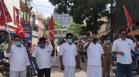 ஆர்ப்பாட்டத்தின்போது கே.பாலகிருஷ்ணன் உள்ளிட்டோர்