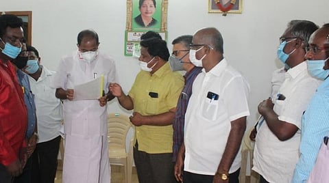 தமிழக மின் வாரியத் துறை அமைச்சர் பி.தங்கமணியிடம் கோரிக்கை மனு வழங்கிய கோவை தொழில் அமைப்புகளின் கூட்டமைப்பினர்.