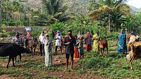 எட்டு வழிச்சாலைக்கு எதிர்ப்பு தெரிவித்து போராட்டத்தில் ஈடுபட்டனர்.