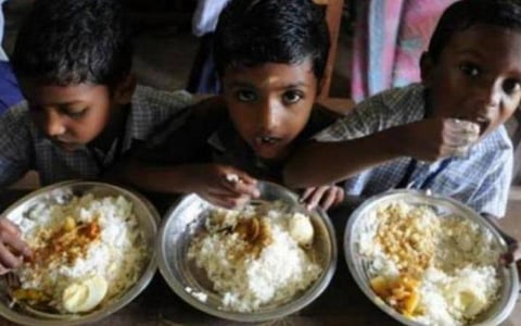 கெட்டுப்போன சமையல் எண்ணெய், பருப்பு வகைகளை வாங்க அதிகாரிகள் மறுப்பு: சத்துணவு ஊழியர்கள் அலைக்கழிப்பு