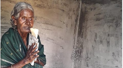 'இந்து தமிழ்' இணையச் செய்தி எதிரொலி: கழிப்பிடத்தில் வசித்த மூதாட்டிக்குக் கைகூடிய வீடு