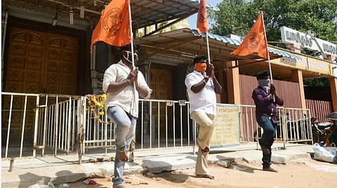 ராமநாதபுரம் வழிவிடு முருகன் ஆலயம் முன்பு ஒற்றைக்காலில் நின்று போராட்டத்தில் ஈடுபட்ட இந்து முன்னணி அமைப்பினர். படம்: எல்.பாலச்சந்தர்.