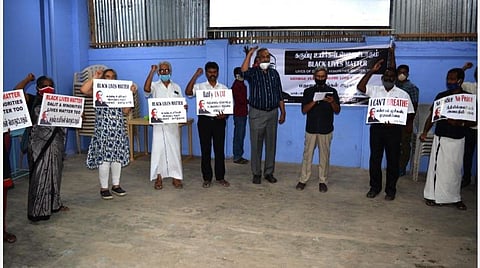 சாதியப் பாகுபாடும் இனப் பாகுபாடே: மதுரையில் நடந்த போராட்டத்தில் இணைய வழியாகப் பங்கேற்ற வைகோ, திருமாவளவன்