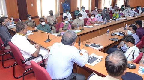 கரோனா பணியுடன் எழில்மிகு நகரங்கள் திட்டங்களும் நடக்கட்டும்: அமைச்சர் வேலுமணி அறிவுறுத்தல்