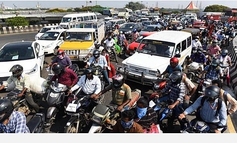 ஊரடங்கால் பாதிக்கப்பட்ட மக்களுக்கு தலா ரூ.10 ஆயிரம் நிவாரணம் வழங்கக் கோரி வழக்கு: அரசு பதிலளிக்க உயர் நீதிமன்றம் உத்தரவு