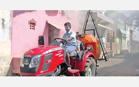 விருதுநகர் அருகே மேலத்துலுக்கன்குளம் கிராமத்தில் நவீன இயந்திரம் மூலம் கிருமி நாசினி தெளிக்கும் கிருஷ்ணகுமார்.