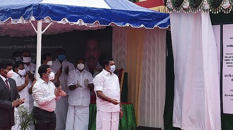 மேம்பாலத்தைத் திறந்து வைக்கும் முதல்வர் பழனிசாமி | படம்: எஸ்.குரு பிரசாத்.