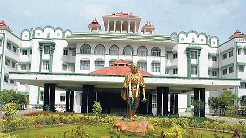 ஆசிட் வீசியதால் பார்வை இழந்த மாணவிக்கு ரூ.5 லட்சம் இழப்பீடு