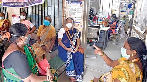 மும்பை தாராவி பகுதியில் கரோனா வைரஸ் வேகமாகப் பரவி வருகிறது. அங்குள்ள ஆரம்ப சுகாதார மையத்தில் காய்ச்சல் பரிசோதனைக்காக காத்திருக்கும் பெண்கள். படம்: பிரசாந்த் நக்வே