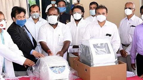 வீட்டில் இருந்து கொண்டு அறிக்கை விடுவோருக்கு கரோனா வைரஸை அறிவதற்கும், புரிவதற்கும் வாய்ப்பு இல்லை: அமைச்சர் ஆர்.பி.உதயகுமார் காட்டம்