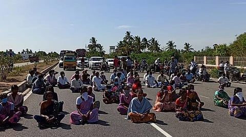 சாலை மறியலில் ஈடுபட்ட பொதுமக்கள்.