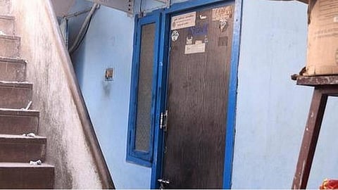 நகை, பணம் கிடைக்காததால் ஆத்திரம்: வீட்டில் இருந்த பொருட்களை சூறையாடிய திருடர்கள்