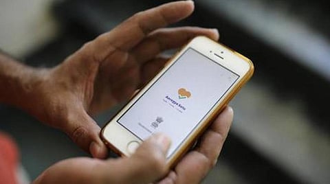 ரயில், விமானத்தில் பயணம் செய்ய ஆரோக்கிய சேது செயலி கட்டாயம் இல்லை- உயர் நீதிமன்றத்தில் மத்திய அரசு விளக்கம்