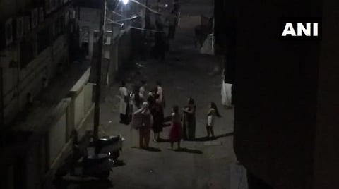 குஜராத்தில் நிலநடுக்கம்: மக்கள் பீதி; வீடுகளை விட்டு வெளியே ஓட்டம்