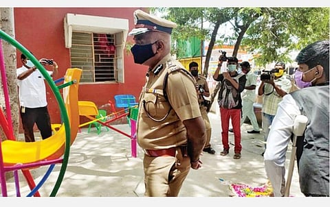 மதுரை தெற்கு வாசல் மகளிர் காவல் நிலையத்தில் குழந்தைகளுக்கான பூங்காவை திறந்து வைத்துப் பார்வையிட்ட நகர் காவல் ஆணையர் டேவிட்சன் தேவாசீர்வாதம்.