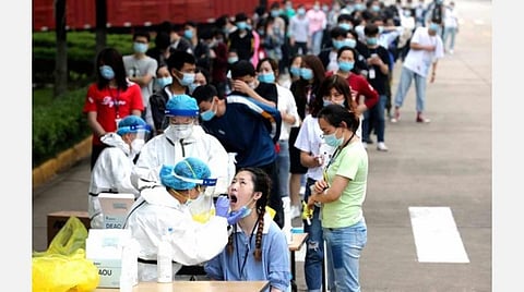 பெய்ஜிங்கில் ஏராளமான மக்களுக்குப் பரிசோதனை நடத்தப்படும் காட்சி : படம் உதவி | ட்விட்டர்