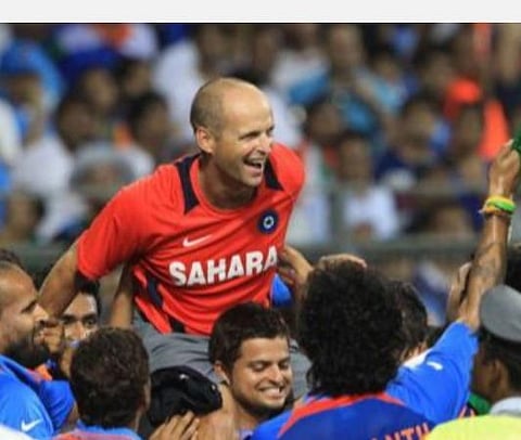 2011-ம் ஆண்டு உலகக்கோப்பையை இந்திய அணி வென்ற போது கிர்ஸ்டனை கொண்டாடிய வீரர்கள்