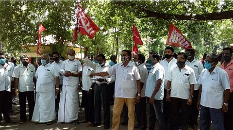 பேருந்துகளில் விசிலுக்குப் பதிலாக மணி: நடத்துநர்களின் நலன் காக்க அரசுக்கு யோசனை