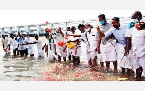 காவிரி டெல்டா பாசனத்துக்காக மேட்டூர் அணையில் இருந்து திறக்கப்பட்டு நேற்று திருச்சி மாவட்டம் முக்கொம்பு மேலணைக்கு வந்த காவிரி நீரை விதைநெல், மலர்கள் தூவி வரவேற்ற விவசாயிகள்.படம்: ஜி.ஞானவேல்முருகன்