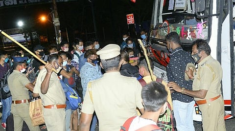 வெளிமாநிலத்தவர்கள் மீது போலீஸார் தடியடி.