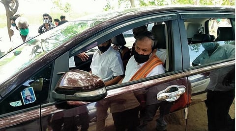 இ பாஸ் இல்லாமல் நுழைய முயன்ற இந்துமக்கள் கட்சித் தலைவர் மாவட்ட எல்லையில் தடுத்து நிறுத்தம்: திருப்பி அனுப்பிய திண்டுக்கல் போலீஸார்