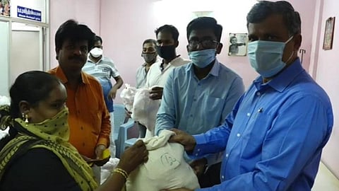 வேலையிழந்த 300 தொழிலாளர்களுக்கு உதவிக்கரம் நீட்டிய மருத்துவ ஆராய்ச்சியாளர்