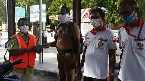 செல்போனை தொலைத்த காவலர்; கண்டுபிடித்து ஒப்படைத்த வழக்கறிஞர்- மதுரையில் சுவாரஸ்யம்