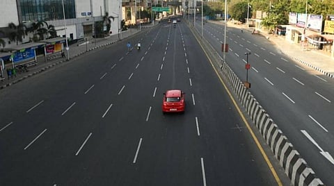 சென்னையில் முழு ஊரடங்கு அமலுக்கு வருவதால் சொந்த ஊர்களுக்கு படையெடுக்கும் மக்கள்: மாவட்ட எல்லைகளில் போலீஸார் தீவிர சோதனை