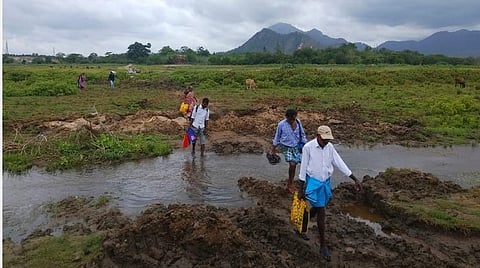 வாளையாறு அணை வழியாக கேரளாவில் இருந்து கோவைக்குள் நுழையும் பொதுமக்கள்.