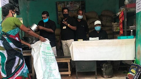 கருப்பு சட்டை அணிந்து பணி செய்த ஊழியர்கள்