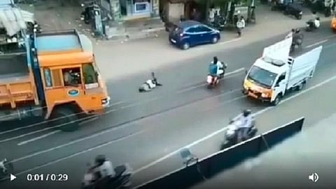 மதுரையில் மதுபோதையில் சாலையில் கால்மேல் கால்போட்டு அட்டகாசம் செய்த இளைஞர்: வைரலாகும் வீடியோ