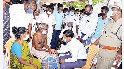 ராணுவ வீரர் பழனியின் குடும்பத்தினருக்கு ஆறுதல் கூறிய ராமநாதபுரம் மாவட்ட ஆட்சியர் கொ. வீரராகவ ராவ்.