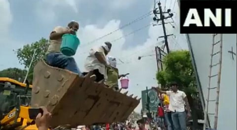 சீன மொபைல் போன் விளம்பரத்தை கருப்பு மை கொண்டு அழித்த பப்பு யாதவ்; மண் அள்ளும் இயந்திரம் மீது ஏறி போராட்டம்; வீடியோ