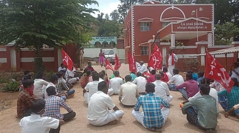 காவல்துறையைக் கண்டித்து முற்றுகைப் போராட்டத்தில் ஈடுபட்ட மார்க்சிஸ்ட் கம்யூனிஸ்ட் கட்சியினர்.