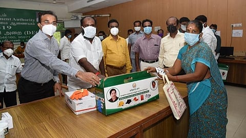 கட்டுப்பாட்டு அறையில் அமைச்சர் நலத்திட்ட உதவிகளை வழங்கினார். அருகில் ஆட்சியர், மாநகராட்சி ஆணையர் உள்ளிட்ட அதிகாரிகள்.