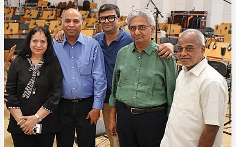 தனது குழுவினருடன் கணேஷ் பி. குமார்